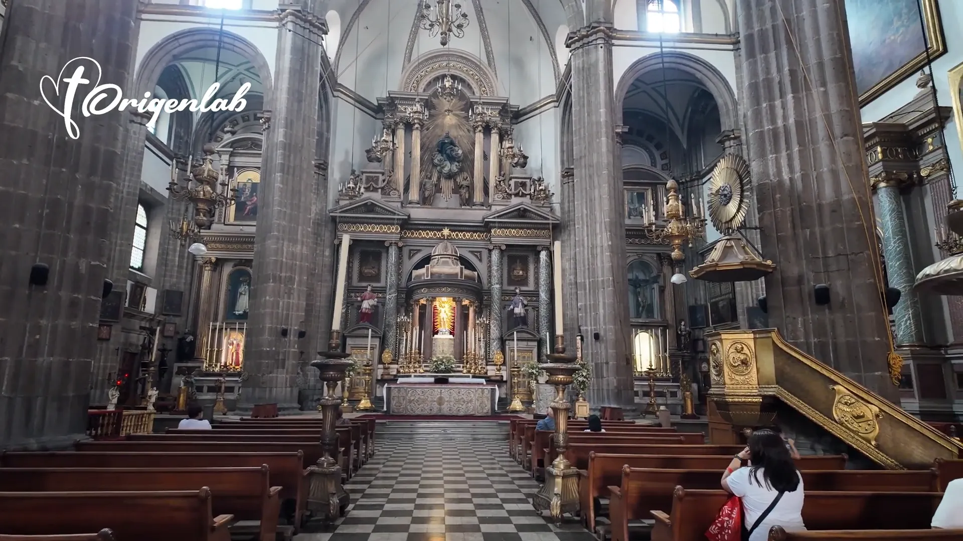 Manos juntas en oración con luz suave al fondo