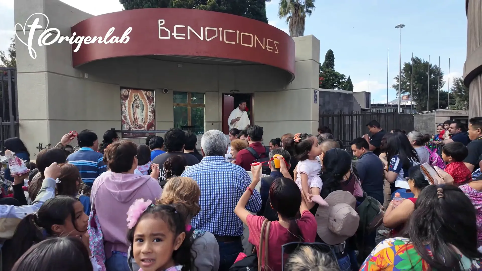 Persona con ojos cerrados recibiendo la bendición y la paz divina