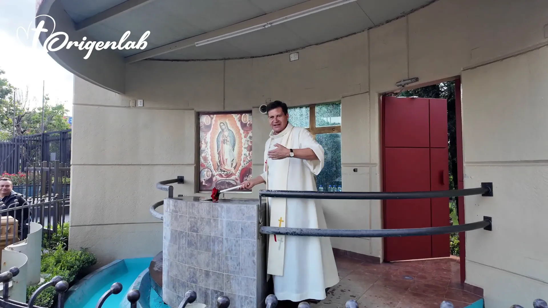 Manos extendidas en oración, símbolo de sanación y protección divina