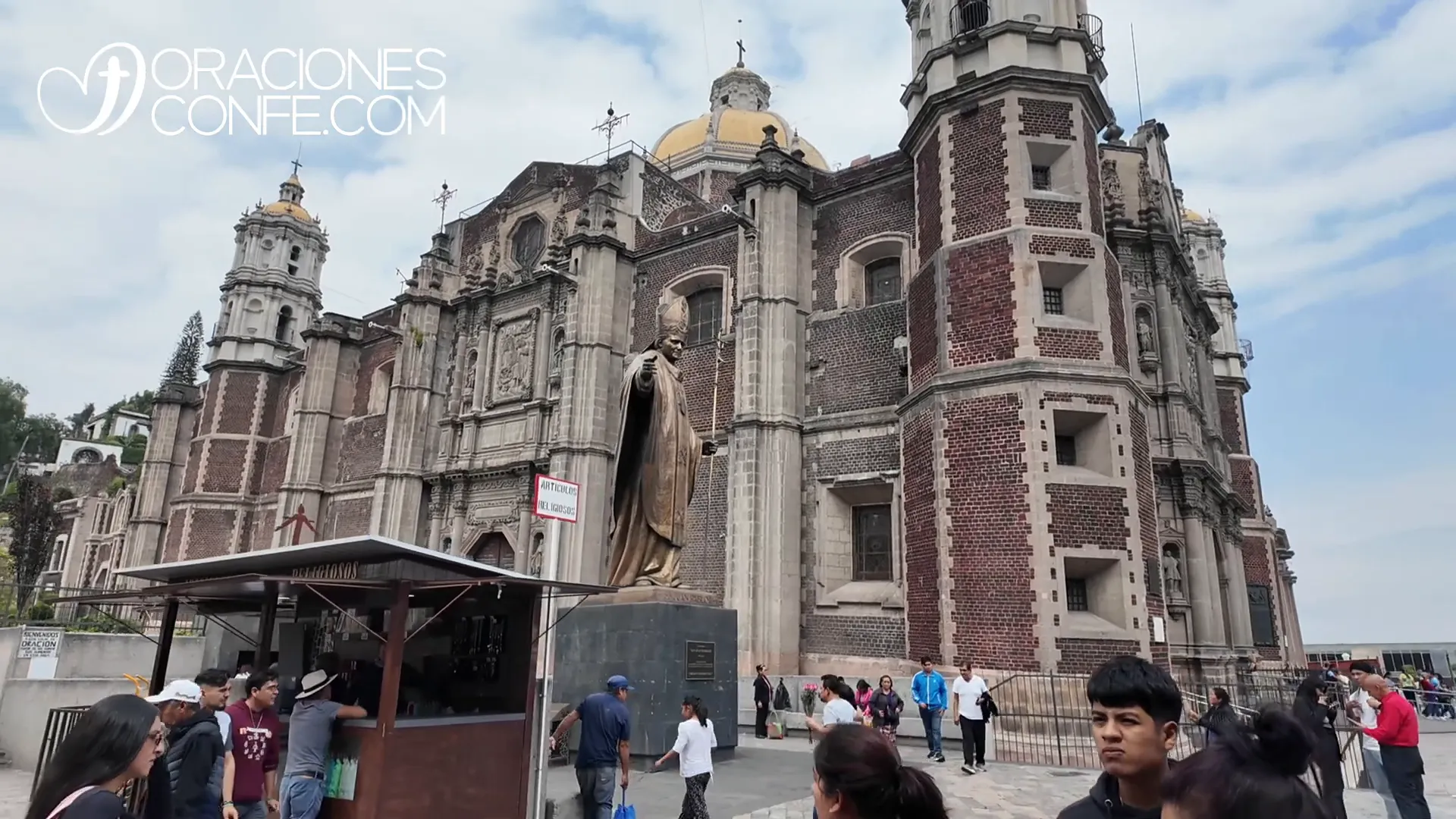 Pasillo antiguo de la Basílica con luces tenues y sombras