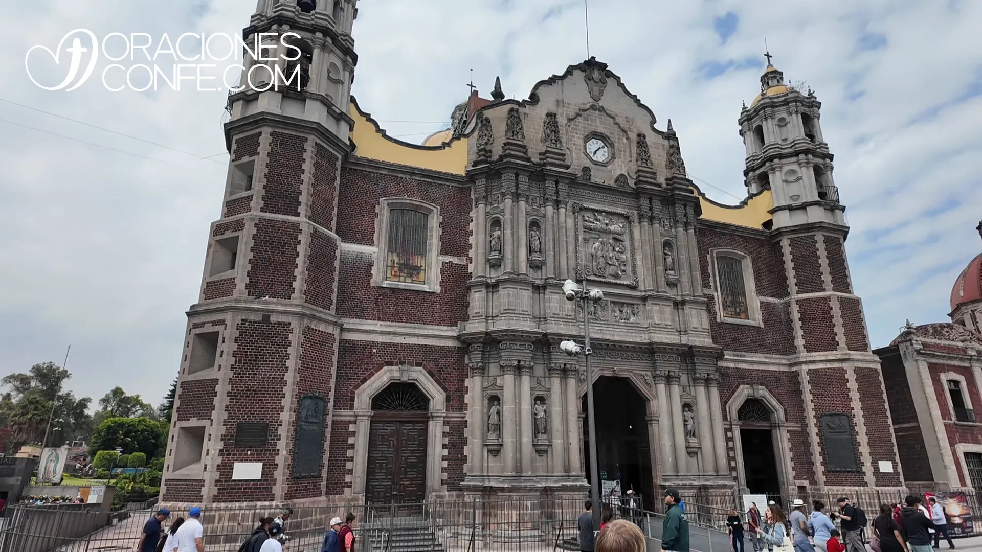 Detalle de símbolos antiguos y figuras geométricas en los muros de la basílica