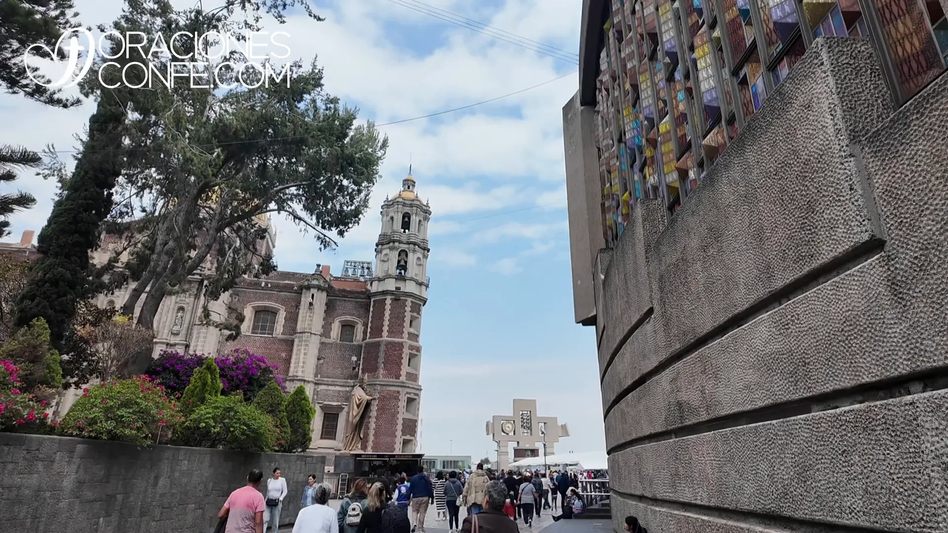 Fieles caminando por los pasillos de la antigua Basílica de Guadalupe